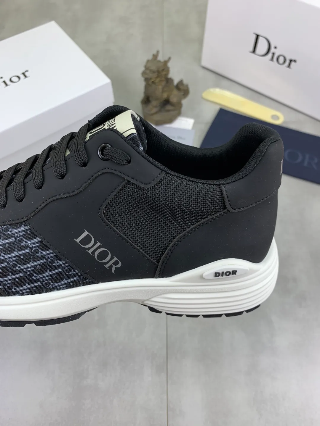 Men's shoes 💰P420 New Dior Chrono 2025 new product B30 series, in white and black fly woven series, decorated with computer-printed CD logo on both sides, star patch on the tongue and Dior logo on the heel, many details highlight the style. The interior is matched with the original color matching mesh, and the interior of the body is supported by low-temperature shaping sheets, and is filled with light feather cotton to keep the interior full and soft against the feet. The exclusive open-molded outsole adopts a one-piece molding process, so there is no need to worry about problems such as the opening and falling of sole decorative accessories. It is light and comfortable to wear, yet strong and wear-resistant. The two-color shoelaces are accessorized with exquisite metal five-pointed star pendants, creating a high-end, trendy and casual look at all times. Color: white black blue code number: 38-44 (45 customized)